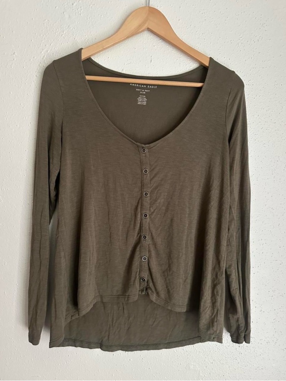 American Eagle Outfitters Olive Long-Sleeve Scoop Neck Button Top